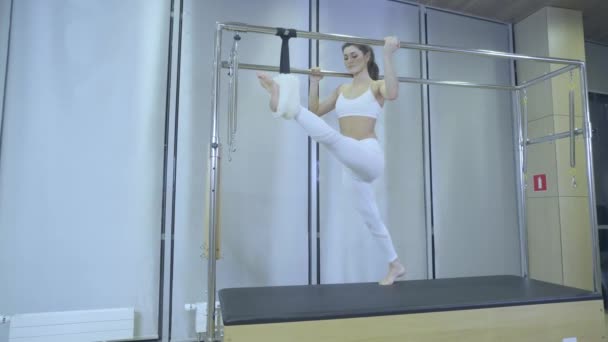 Femme Pratiquant Exercice Étirement Sur Réformateur Dans Salle Gym — Video