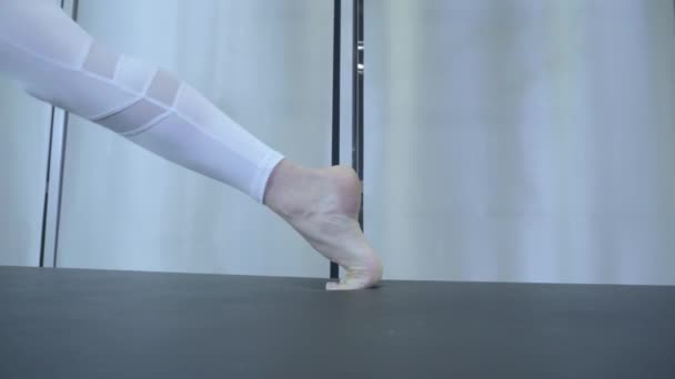 Pilates. Donna in abiti bianchi che pratica esercizio di stretching sul riformatore in palestra. tutte le serie con il numero 01234567890001 . — Video Stock