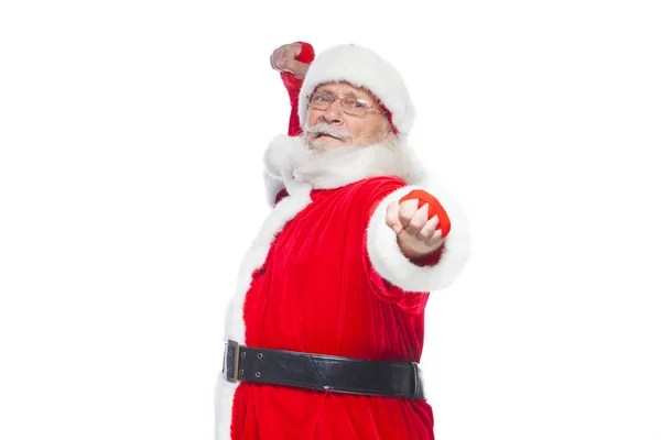 Navidad. Santa Claus con vendajes rojos en las manos para el boxeo imita patadas. Kickboxing, karate, boxeo. Aislado sobre fondo blanco . —  Fotos de Stock