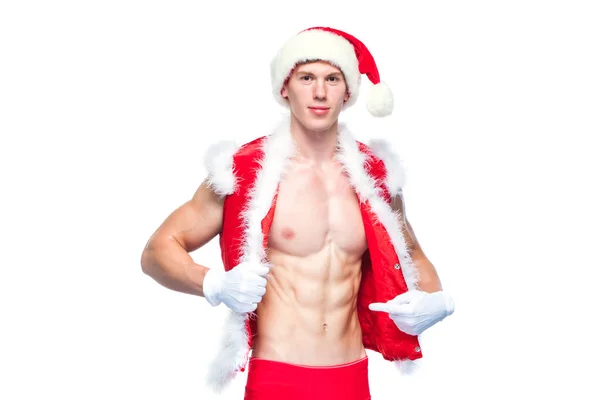 Pai Natal sexy. Jovem homem musculoso usando chapéu de Papai Noel demonstrar seus músculos. Isolado sobre fundo branco. — Fotografia de Stock