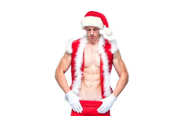 Seksowny Święty Mikołaj. Młody muskularny mężczyzna w kapeluszu Świętego Mikołaja demonstruje swoje mięśnie. Izolacja na białym tle. — Zdjęcie stockowe