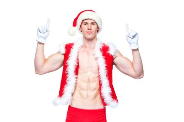 Seksi Noel Baba beyaz boş oturum açma işaret. Genç kaslı adam giyen Santa Claus şapka kasları göstermektedir. Beyaz arka plan üzerinde izole.