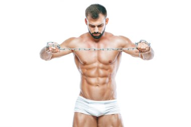 vücut geliştirmeci poz. Güzel sportif adam erkek güç. Fitness manin beyaz iç çamaşırı kaslı. izole beyaz arka plan üzerinde. Zincirle poz