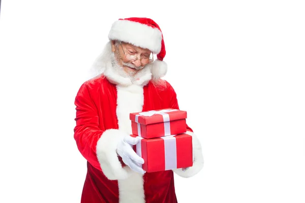 Natale. Sorridente Babbo Natale in guanti bianchi è in possesso di due scatole rosse regalo con un fiocco, uno sull'altro. Isolato su sfondo bianco . — Foto Stock