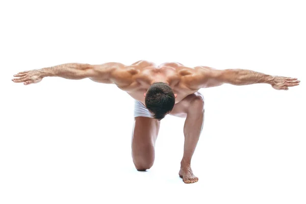 Fisiculturista posando. Bonito desportista poder masculino. Fitness muscled manin lingerie branca. sobre fundo branco isolado. ajoelhados — Fotografia de Stock