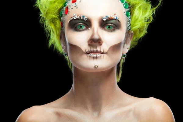 Halloween. Retrato de una joven hermosa chica con esqueleto de maquillaje en su cara. Y pelo verde. Aislado sobre fondo negro . — Foto de Stock