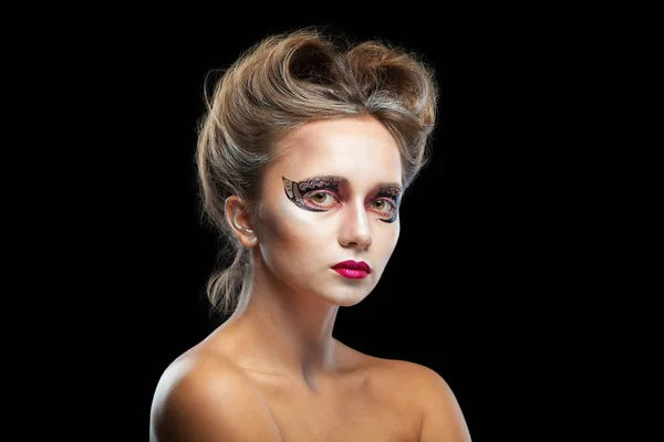 Halloween. Retrato de una joven hermosa chica con maquillaje. Aislado sobre fondo negro . — Foto de Stock