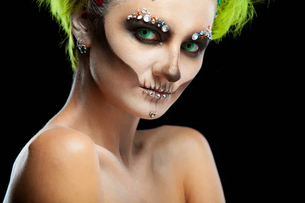 Halloween. Retrato de una joven hermosa chica con esqueleto de maquillaje en su cara. Y pelo verde. Aislado sobre fondo negro . —  Fotos de Stock