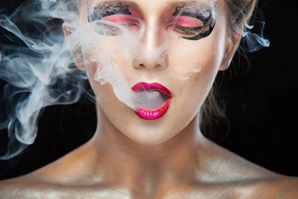 Halloween. Portré, fiatal, gyönyörű lány make-up. E-cigaretta füst, Viper. Elszigetelt fekete háttér. — Stock Fotó