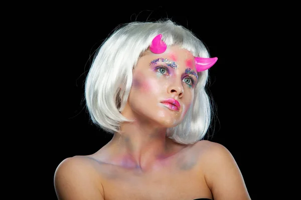 Halloween. Porträtt av ung vacker flicka med make-up. Med vitt hår och rosa djävulshorn. Isolerad på svart bakgrund. — Stockfoto