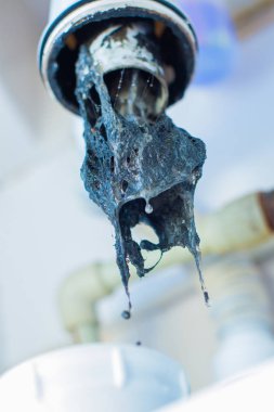 Tıkanmış Lavabo boru. Bir drenaj kıllar ve diğer şeyler unclog. Banyodaki lavabonun altında drenaj su için hidrolik tuzak kontrol. Hidrolik sorunları, sızdıran musluk ile ilgili eserler.