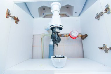 Tıkanmış Lavabo boru. Bir drenaj kıllar ve diğer şeyler unclog. Banyodaki lavabonun altında drenaj su için hidrolik tuzak kontrol. Hidrolik sorunları, sızdıran musluk ile ilgili eserler.