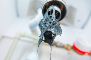 Tıkanmış Lavabo boru. Bir drenaj kıllar ve diğer şeyler unclog. Banyodaki lavabonun altında drenaj su için hidrolik tuzak kontrol. Hidrolik sorunları, sızdıran musluk ile ilgili eserler.