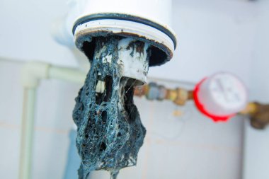 Tıkanmış Lavabo boru. Bir drenaj kıllar ve diğer şeyler unclog. Banyodaki lavabonun altında drenaj su için hidrolik tuzak kontrol. Hidrolik sorunları, sızdıran musluk ile ilgili eserler.