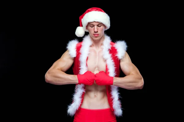 No Natal. Lutador muscular kickbox boxe Papai Noel com bandagens vermelhas isolado no fundo preto . — Fotografia de Stock