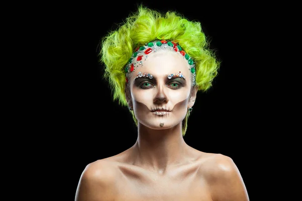 Απόκριες. Πορτρέτο του όμορφη κοπέλα με make-up σκελετού στο πρόσωπό της. Και πράσινα μαλλιά. Απομονωμένα σε μαύρο φόντο. — Φωτογραφία Αρχείου