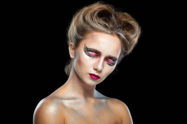 Halloween. Retrato de una joven hermosa chica con maquillaje. Aislado sobre fondo negro . — Foto de Stock