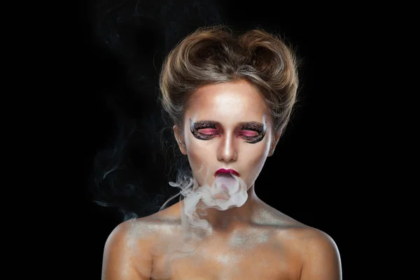 Halloween. Portré, fiatal, gyönyörű lány make-up. E-cigaretta füst, Viper. Elszigetelt fekete háttér. — Stock Fotó