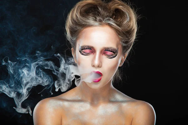 Halloween. Porträtt av ung vacker flicka med make-up. E-cigarett rök, Viper. Isolerad på svart bakgrund. — Stockfoto