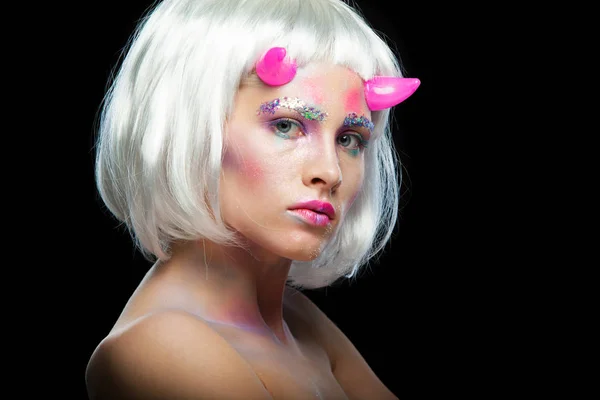 할로윈입니다. 젊은 아름 다운 소녀 메이크업의 초상화입니다. 흰 머리카락 및 분홍색 악마 뿔. 검은 배경에 절연. — 스톡 사진