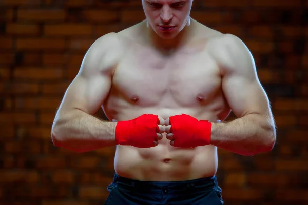 Noel. Noel Baba kırmızı boks kaslı savaşçı kickbox bir tuğla duvar arka sargılar. — Stok fotoğraf