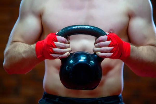 Navidad. Muscular Fighter kickbox boxeo Santa Claus Con vendajes rojos el fondo de una pared de ladrillo. Sostiene equipo deportivo en sus manos —  Fotos de Stock