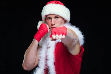 Noel. Kaslı savaşçı kickbox boks Noel Baba ile kırmızı siyah arka plan üzerine izole bandaj.