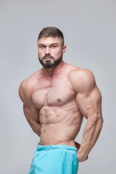 Stark atletisk Man Fitness modell Torso visar sex-pack abs. isolerad på grå bakgrund med copyspace — Stockfoto