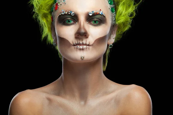 Halloween. Porträtt av ung vacker flicka med smink skelett på hennes ansikte. Och grönt hår. Isolerad på svart bakgrund. — Stockfoto