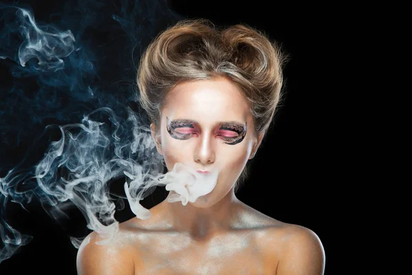 Elektronikus cigaretta ablaktörlő. Halloween. Portré, fiatal, gyönyörű lány make-up. E-cigaretta füst, Viper. Elszigetelt fekete háttér. — Stock Fotó