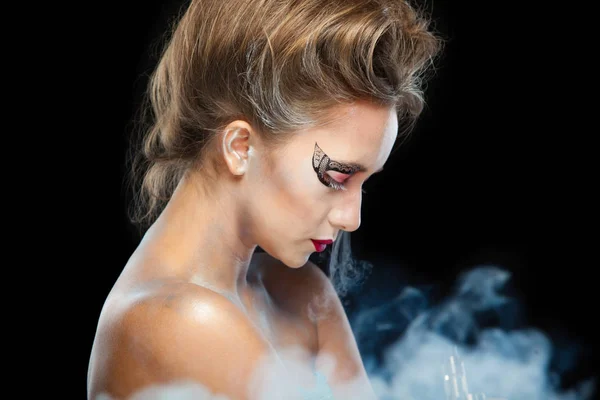 Elektronisk cigarett torkare. Halloween. Porträtt av ung vacker flicka med make-up. E-cigarett rök, Viper. Isolerad på svart bakgrund. — Stockfoto