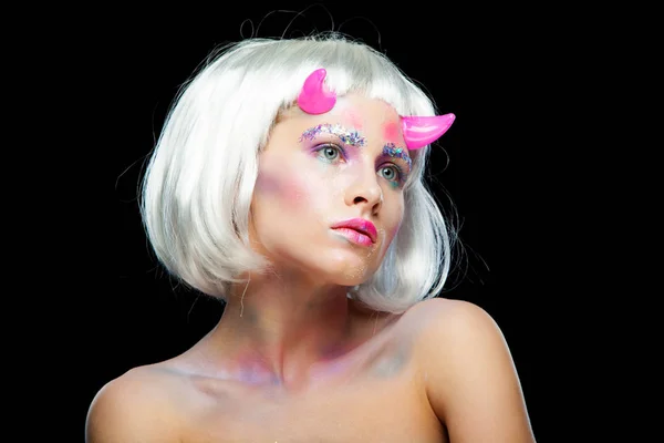 Halloween. Retrato de una joven hermosa chica con maquillaje. Con el pelo blanco y cuernos rosados del diablo. Aislado sobre fondo negro . — Foto de Stock
