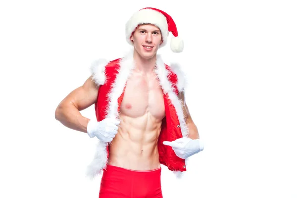 Pai Natal sexy. Jovem homem musculoso usando chapéu de Papai Noel demonstrar seus músculos. Isolado sobre fundo branco. — Fotografia de Stock