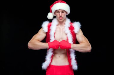 Noel. Kaslı savaşçı kickbox boks Noel Baba ile kırmızı siyah arka plan üzerine izole bandaj.