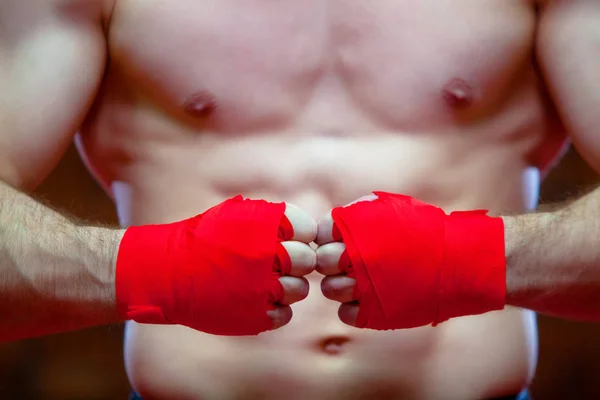 No Natal. Lutador muscular kickbox boxe Papai Noel com ligaduras vermelhas o fundo de uma parede de tijolo . — Fotografia de Stock