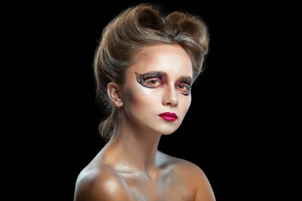 Halloween. Retrato de una joven hermosa chica con maquillaje. Aislado sobre fondo negro . — Foto de Stock