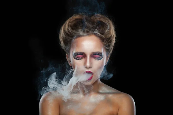 Limpiador electrónico de cigarrillos. Halloween. Retrato de una joven hermosa chica con maquillaje. Humo de cigarrillo electrónico, Viper. Aislado sobre fondo negro . —  Fotos de Stock