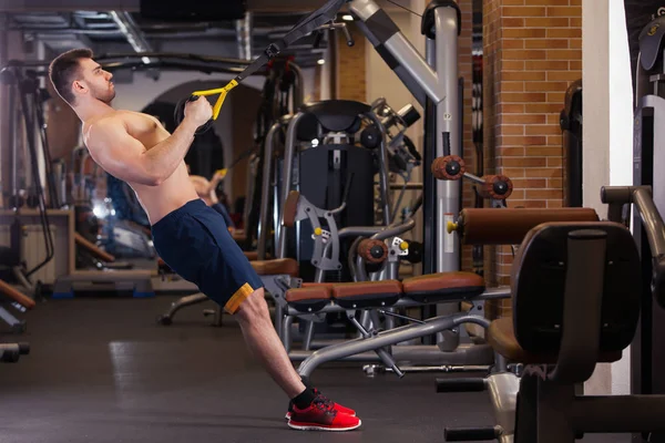 有吸引力的人做 Crossfit 在健身房工作室推 Ups 健身带 — 图库照片