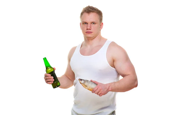 Λίπος άνθρωπος με ένα μπουκάλι μπύρας και τα ψάρια που απομονώνονται σε λευκό. Πορτραίτο του υπέρβαρο άτομο που χάλασε υγιεινό γεύμα. Ανεπιθύμητη γεύμα οδηγεί σε παχυσαρκία. Αναστάτωση από την ιδέα της δίαιτας. Προσπαθεί να πάει σε μια διατροφή — Φωτογραφία Αρχείου