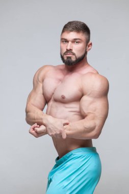 Güçlü atletik erkek Fitness modeli gövde gösteren altı bohça abs. boşaltmak gri zemin üzerine izole