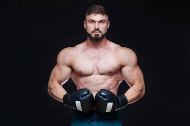 Siyah boks eldiveni güçlü kas boksör. Siyah arka plan üzerine izole.
