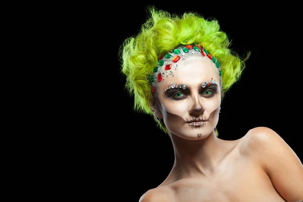 Halloween. Porträt eines jungen schönen Mädchens mit Make-up-Skelett im Gesicht. und grüne Haare. isoliert auf schwarzem Hintergrund. — Stockfoto