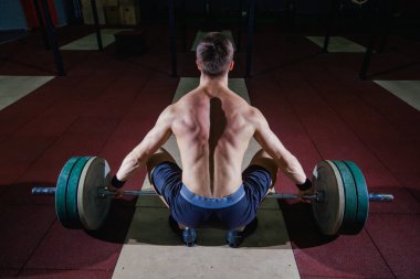 Kas fitness adam başını modern fitness merkezinde bir halter Deadlift için hazırlanıyor. Fonksiyonel eğitim. Egzersiz kapmak.