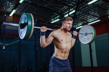 Kas fitness adam başını modern fitness merkezinde bir halter Deadlift için hazırlanıyor. Fonksiyonel eğitim. Egzersiz kapmak. Çapraz tarzı uygun, deadlift