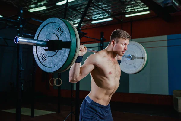 Muscular fitness man preparing to deadlift a barbell over his head in modern fitness center.Functional training.Snatch exercise. Cross style fit, deadlift — Stock Photo, Image