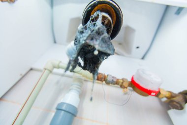 Tıkanmış Lavabo boru. Bir drenaj kıllar ve diğer şeyler unclog. Banyodaki lavabonun altında drenaj su için hidrolik tuzak kontrol. Hidrolik sorunları, sızdıran musluk ile ilgili eserler.