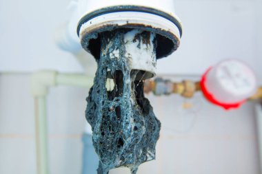 Tıkanmış Lavabo boru. Bir drenaj kıllar ve diğer şeyler unclog. Banyodaki lavabonun altında drenaj su için hidrolik tuzak kontrol. Hidrolik sorunları, sızdıran musluk ile ilgili eserler.