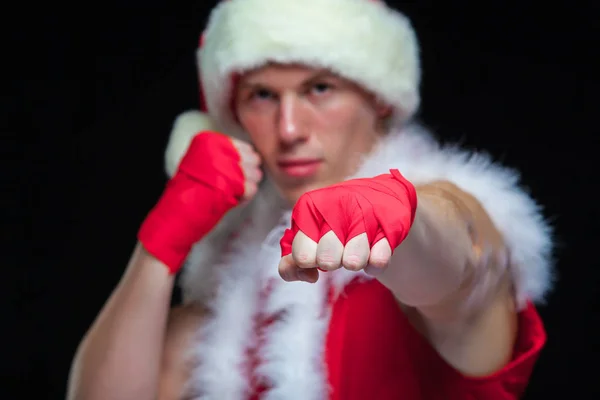 Boże Narodzenie. Mikołaja z Red bandaże bokserskie mięśni kickbox Fighter na białym na czarnym tle. — Zdjęcie stockowe