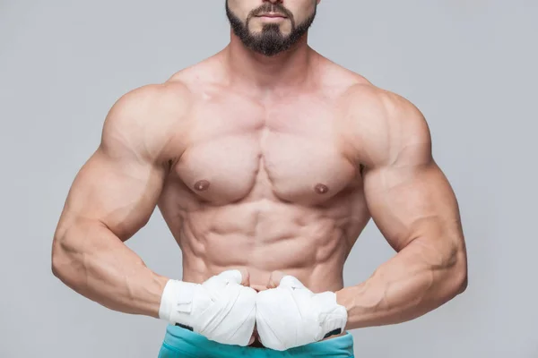 Gri arka planı beyaz bandaj ile kaslı savaşçı kickbox — Stok fotoğraf