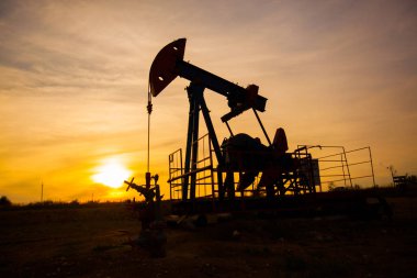 İyi akşamlar, Yağ pompasının anahat. Yağ pompası, Endüstri/sanayii donatımı. Petrol Sahası sitesi, yağ pompaları çalıştırıyorsunuz. Sallanan bir özel sektör petrol üretimi için makineler.